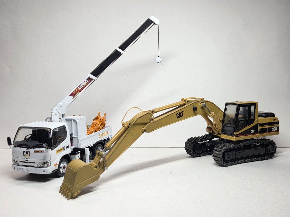 oimodel234's tweet photo. アオシマ 1/32 楽プラ 日野 デュトロ
日本キャタピラー サービスカー 完成しました！

クレーンを架装、4WD化、シャーシに工具箱等を取り付け、日本キャタピラーのサービスカーにしました。全国の営業所に配備されています。

アタッチメントの積荷を載せて、より建機サービスカーらしくしてみました。 https://t.co/xSd8oLGbwl