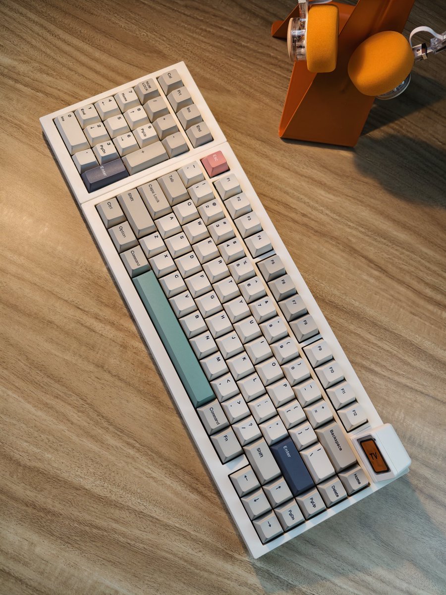 stufflistings's tweet photo. This has become my new favorite keyboard 🤩

First up, I've always been a fan of these retro colors. Then, it has a cool magnetic mini TV. Plus, it's a modular keyboard, one can shift the numpad from the left side to the RIGHT. And, the clicks? Pure love. 

The Epomaker RT98... https://t.co/EbUVrDHD0L