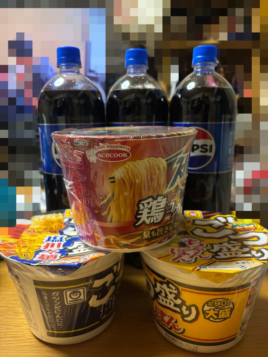 shadow_flat's tweet photo. フックに引っ掛けて景品獲得するタイプのクレーンゲーム試しにやってみたら成功してしまいヒィヒィ言いながら持ち帰ったクソデカペプシ×3とカップ麺×3 https://t.co/kYB3mYbOxG