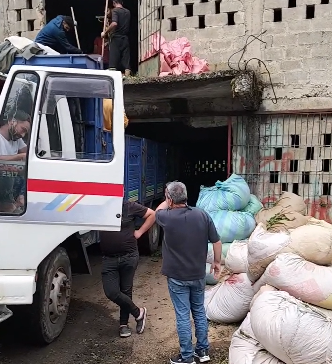 kuzeyteve's tweet photo. Çay üreticisi alım yerleri ve fabrika kapılarında isyanda https://t.co/nW7sov21Q2 #çaykur #çayüreticisi #ceylan ertem sanatçı politik olabiliri isyan edebilir baş kaldıra bilir #isyan #kontenjan #KOTA #özel sektör #ucuzçay #İşçi-Sendika-Emek https://t.co/8p4mE4bIAh