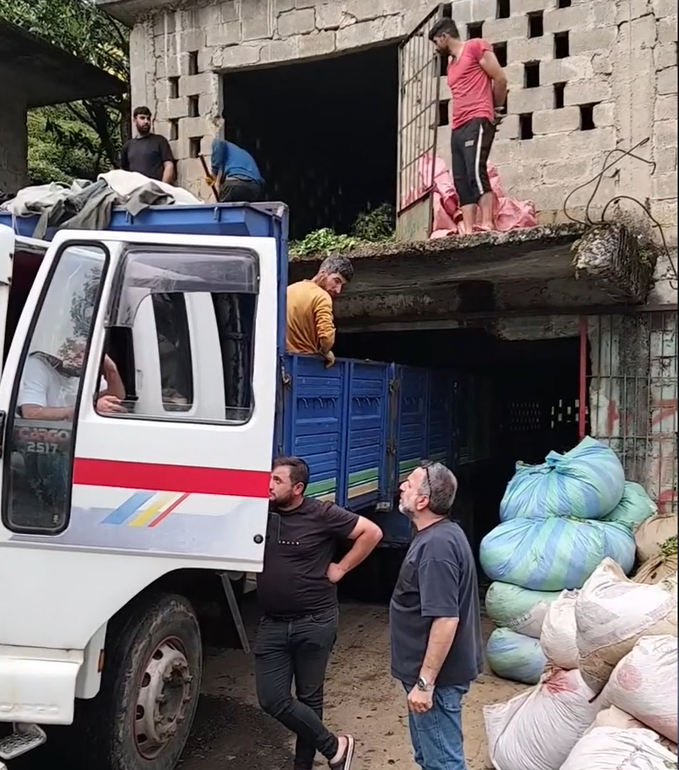 GKarafazli's tweet photo. Çay üreticisi alım yerleri ve fabrika kapılarında isyanda https://t.co/NCBZyw8zh5 #çaykur #çayüreticisi #ceylan ertem sanatçı politik olabiliri isyan edebilir baş kaldıra bilir #isyan #kontenjan #KOTA #özel sektör #ucuzçay #İşçi-Sendika-Emek https://t.co/fpIdZOW0yh