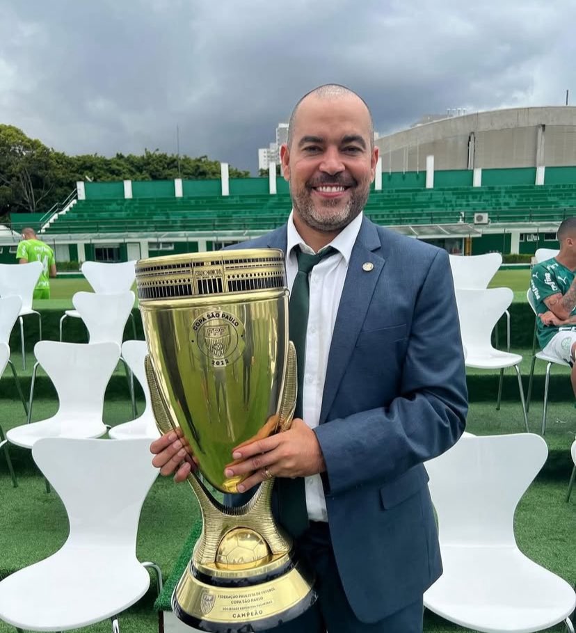 palmeirazzoo's tweet photo. 🚨 ATENÇÃO!

Referência nacional na formação de atletas, o Palmeiras ampliou sua estratégia de captação e passou a buscar talentos em diferentes partes do mundo para fortalecer ainda mais suas categorias de base.

Após consolidar uma das redes de observação mais eficientes do futebol brasileiro, o Verdão expandiu seu alcance para outros continentes e intensificou o monitoramento de jovens promessas com potencial de desenvolvimento esportivo e valorização financeira.

Nos últimos meses, profissionais do clube realizaram diversas ações de observação no continente africano. Um dos resultados desse trabalho foi a contratação do zagueiro marfinense Koné, de 18 anos, que já assinou contrato profissional e inclusive chegou a ser relacionado por Abel Ferreira para uma partida da equipe principal.

Outro atleta acompanhado de perto é Tiecoura Konaté, zagueiro de Mali que está em período de testes na Academia de Futebol e pode se tornar mais um reforço da base alviverde nos próximos meses.

A atuação internacional do Palmeiras também chegou à América do Sul. Durante o Sul-Americano Sub-17, o clube identificou o goleiro venezuelano Sebastián Angulo, considerado uma das principais promessas de sua geração. O jovem foi aprovado nos testes realizados na Academia e as partes trabalham para que ele assine contrato quando completar 18 anos, em 2027.

Na Europa, o Verdão também avançou na contratação do meia português Fabio, de 18 anos, que defendia o Burnley. O jogador despertava interesse de clubes da Inglaterra, Espanha e Portugal, mas acabou convencido pelo projeto esportivo apresentado pelo Palmeiras.

Internamente, Fabio é visto como um meio-campista moderno, com boa capacidade de construção, inteligência tática, qualidade técnica e grande potencial de crescimento. Sua chegada reforça a estratégia do clube de identificar talentos antes da concorrência dos principais mercados europeus.

O movimento demonstra como o Palmeiras deixou de ser apenas uma referência nacional na formação de atletas para se transformar em uma marca global na captação e desenvolvimento de jovens promessas, buscando talentos em diferentes continentes para manter a Academia entre as mais fortes do mundo.

🗞️ @onossopalestra | @Infos_palestra
📸 Reprodução