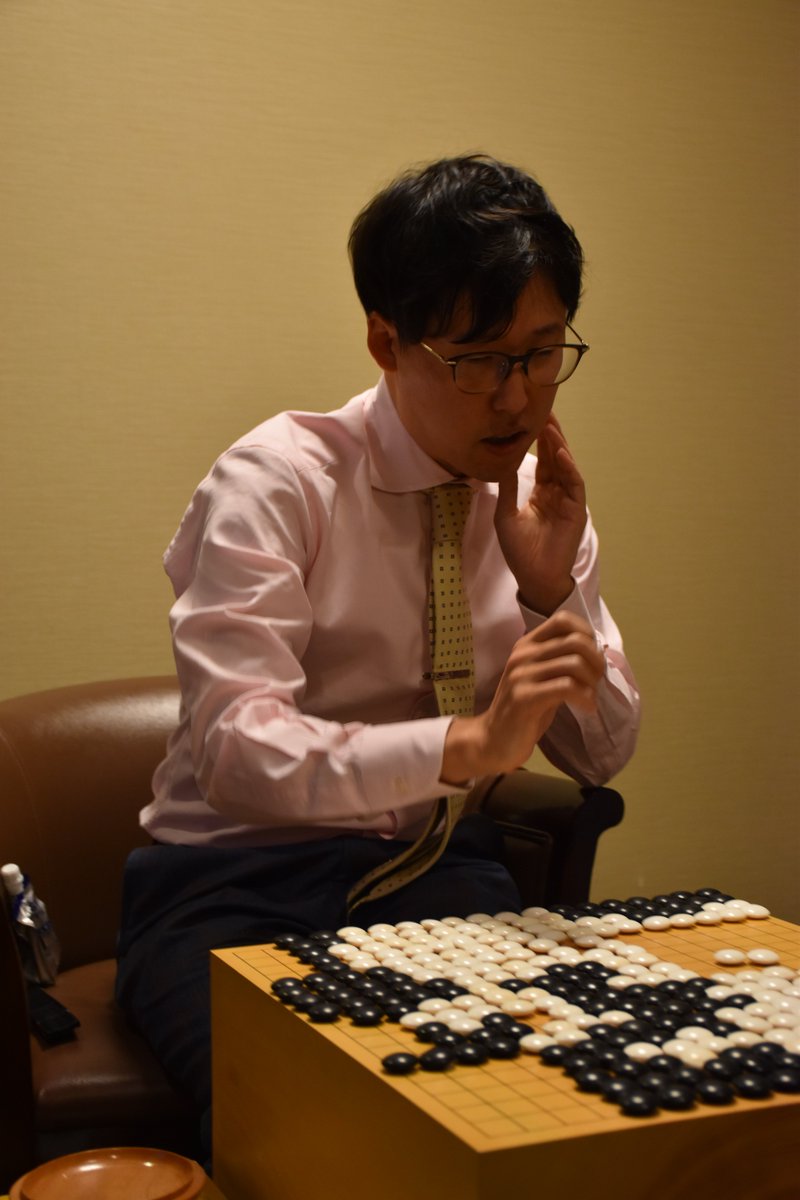 mainichi_igo's tweet photo. 関西ダービーになった碁聖戦五番勝負の第１局は挑戦者の佐田篤史七段が井山裕太碁聖に266手で白番１目半勝ちしました。７大タイトル戦初登場の佐田七段が、７大タイトル獲得63期の歴代最多記録を誇る井山碁聖に挑むシリーズ。佐田七段が公式戦初優勝に向け幸先の良いスタートを切りました。 https://t.co/HHNmOtOoBY