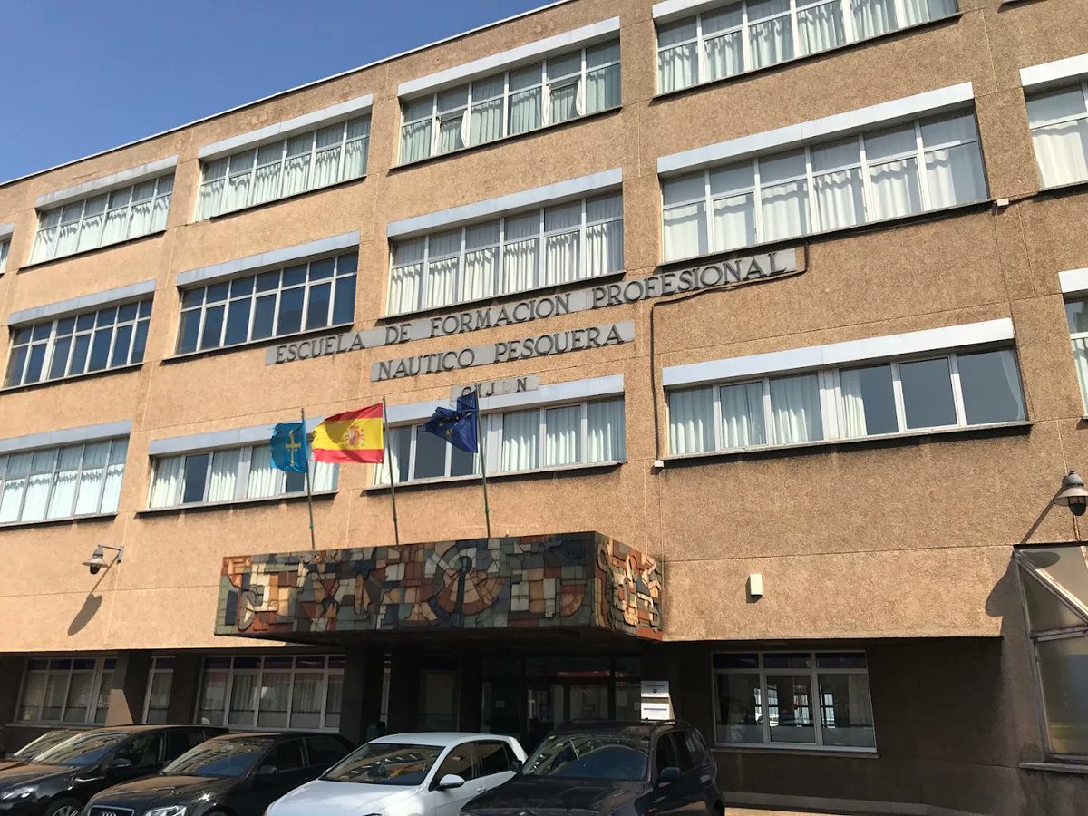 FOROAsturias's tweet photo. 🏛️#PlenoJGPA
⚓ @AdrianPumares urge a @Educastur a corregir de inmediato los incumplimientos señalados por el Ministerio para evitar que el #CIFP del Mar pierda su reconocimiento como centro de formación marítima.

❌La Consejería ignoró las advertencias existentes y aseguró que todo se ajustaba a la legalidad, pese a los incumplimientos detectados por Marina Mercante.

👉Pumares exige responsabilidades.
🗣️“O la Consejera faltó a la verdad en sede parlamentaria o alguien le ocultó información de enorme gravedad. En cualquiera de los dos casos, debe asumir responsabilidades”. #FormaciónMarítima

ℹ️👉https://t.co/cctzBC9GnJ