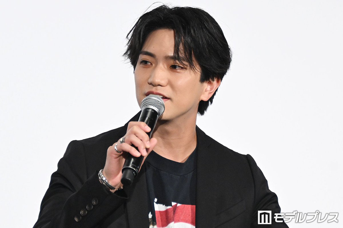 modelpress's tweet photo. Aぇ! group正門良規、映画「おそ松さん」
カラ松の衝撃セリフ「よう、ブス！」に本音
https://t.co/ua6mIB8yor

イケメン版6つ子「F6」としてライブパフォーマンスを披露しているメンバーたち。注目シーンについて小島健が「歌の出だしの正門演じるカラ松が『よう、ブス』って言うところ」 とコメントすると、正門は「一番難しいシーンでしたよ」と苦笑い。「皆さん綺麗な方ばっかりやったから、心が痛かったです」と本音を漏らし、観客の笑いを誘った。