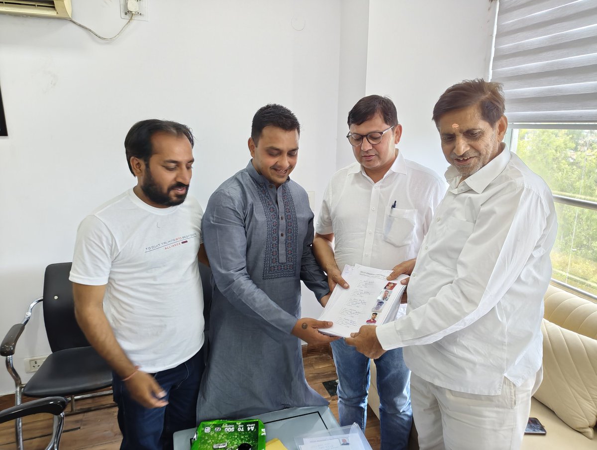 Tanuj_Kumar_inc's tweet photo. आज @INCDelhi कार्यालय जाकर प्रदेश लैवल पर SIR व BLA 2 का काम देख रहे आदरणीय गौरी शंकर शर्मा जी व आदरणीय मीन भाई साहब को आई कार्ड बनवाने हेतु बवाना विधानसभा के सभी BLA 2 की फोटो व फार्म जमा करवाए । मेरे साथ भाई प्रमोद नरवाल जी व भाई नरेश राजपूत भी प्रदेश कार्यालय में मौजूद रहे । https://t.co/MQvDUQHcHL