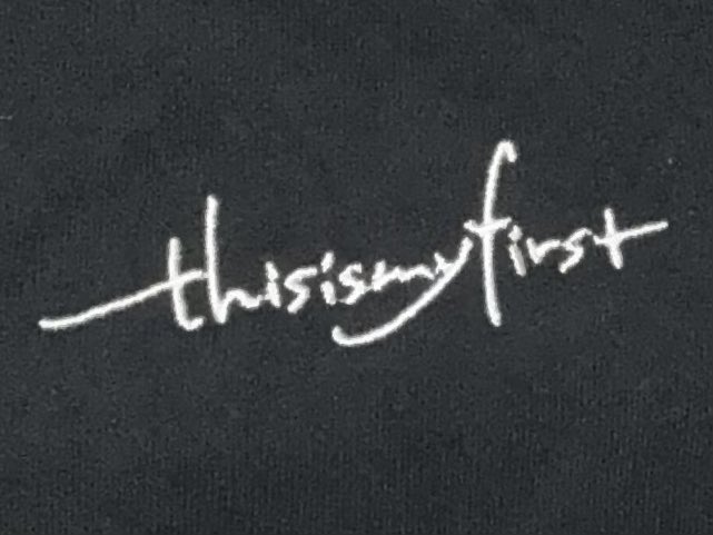 myfirst_ba's tweet photo. 【🆕goods 】

thisismyfirst
✔️刺繍ロゴTシャツ (5分袖)¥2500
Lサイズ（ワンサイズ）

次回のライブから物販に並びます！黒×オフホワイトの刺繍が可愛いです！
前回の白×バーガンディにはみんなカレー飛ばしてたので今回は安心安全の黒にしてみました！
マイファTでカレー食べ放題です🍛 https://t.co/nTleVtYJkl