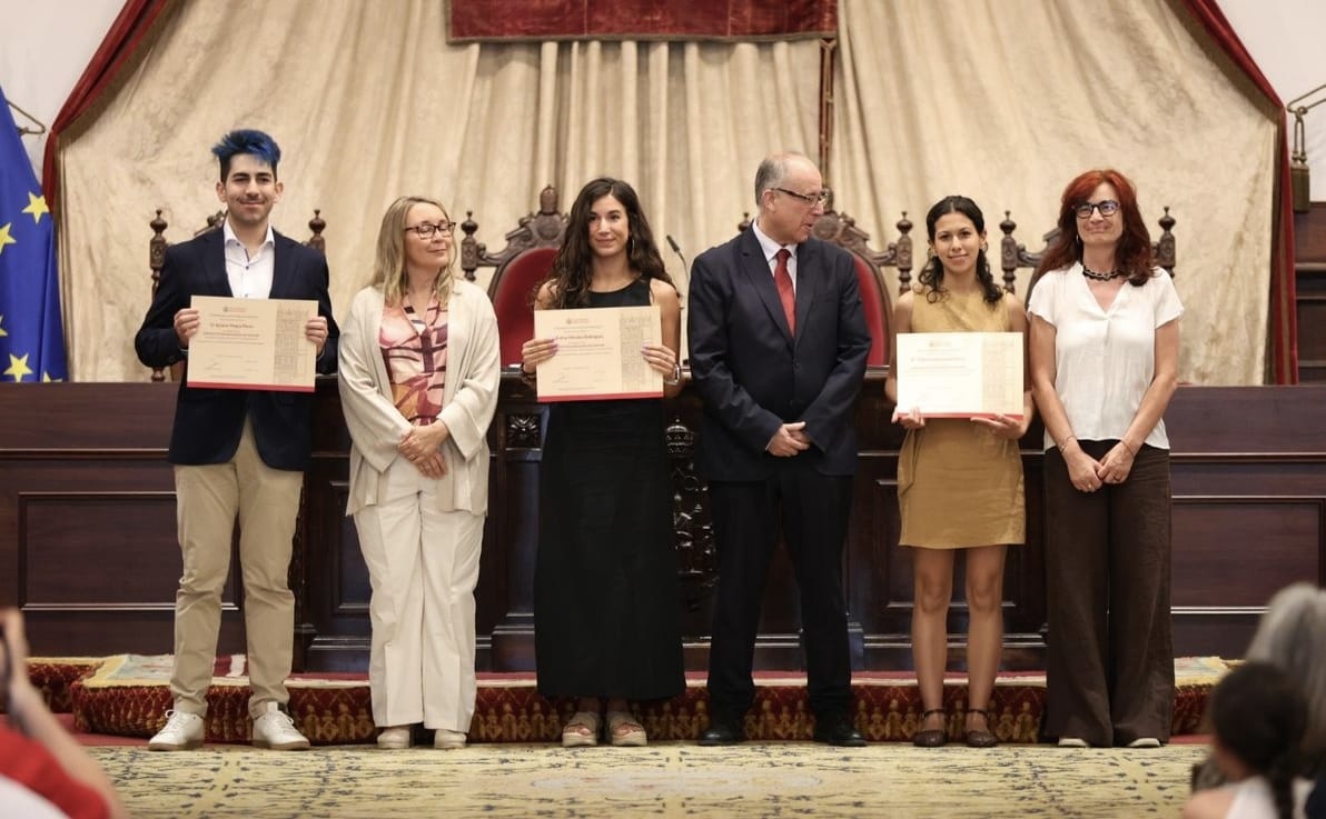 PEITI_USAL's tweet photo. 🎉 ¡Enhorabuena a nuestra gestora @estermendss  galardonada con el Premio Extraordinario de Máster en el Máster en Estudios de la Ciencia, la Tecnología y la Innovación (@uniovi_info @UPV  y @usal )! 

Un reconocimiento muy merecido. ¡Estamos muy orgullosos! 👏 https://t.co/0iRMJDXZSe
