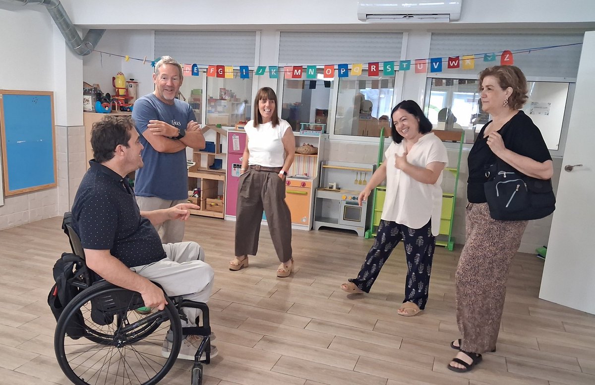 econ_socialcat's tweet photo. 📚 Visitem l’escola cooperativa @NouPatufet, referent educatiu al barri de Gràcia de Barcelona, per conèixer de prop el seu projecte educatiu i el model cooperatiu que impulsa, amb 19 socis i sòcies que treballen a l'escola #cooperativisme #educació @davidbonvehi @roser_hernandez https://t.co/SzIMCpEkHv