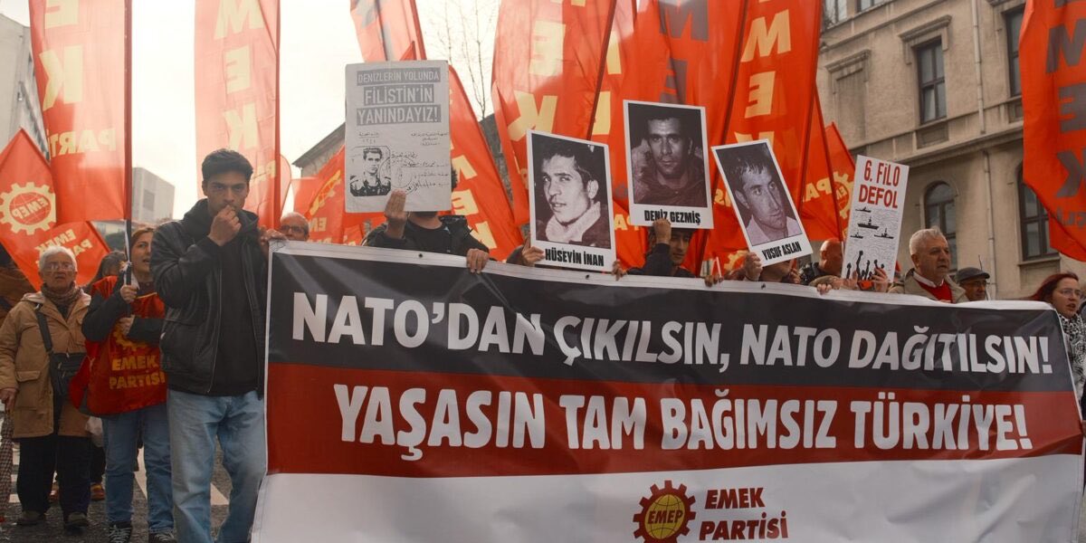 seyitaslan1917's tweet photo. Her sabah yeni operasyonlarla uyanıyoruz. Tarihin en kanlı terör ve savaş örgütü NATO’yu karşılamak için aylardır hazırlık yapanlar, bölge halklarına kan, gözyaşı ve yoksulluktan başka bir şey getirmeyen NATO’ya karşı mücadele edenleri “terör” yaftasıyla gözaltına alıyor.

Gazze’den İran’a, Lübnan’dan Suriye’ye katliamlar örgütleyen NATO üyesi devlet başkanları Türkiye’ye gelecek diye, Ankara’da adeta OHAL ilan edilmiş durumda. Savcılık 211 kişi hakkında gözaltı kararı verdi; 200’ün üzerinde kişi gözaltına alındı.

İktidarının bekasını emperyalistlerin çıkarlarına bağlayan işbirlikçi Saray düzeninin tüm engelleme çabalarına rağmen, “NATO defol” demek için alanlarda olmaya devam edeceğiz.

Emperyalistlerin çıkarları uğruna emeği ucuzlaştırılan işçi ve emekçileri, geçim kaynakları yağmaya açılan üretici köylüleri NATO’ya karşı mücadeleyi büyütmeye çağırıyoruz.

Emperyalist barbarlığa ve sömürüye karşı; barış, demokrasi ve özgürlük için tüm demokrasi güçlerini mücadeleye çağırıyoruz.

Operasyonlar son bulsun, gözaltına alınan herkes derhal serbest bırakılsın, eylem yasakları ve yasak kararları geri çekilsin.