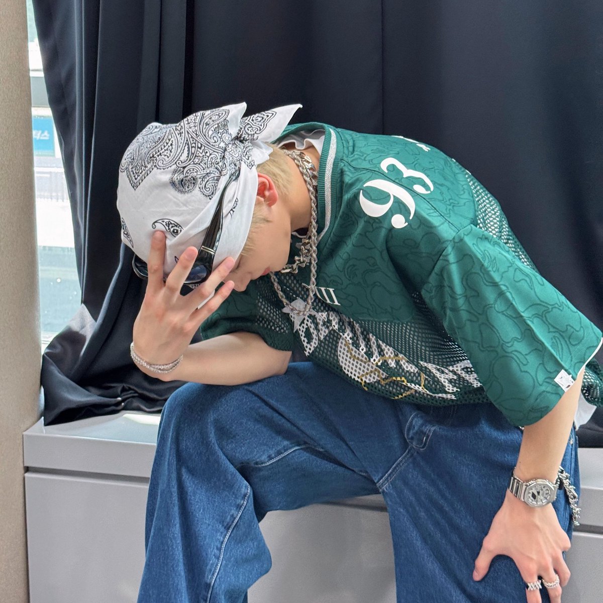 shinyunivers's tweet photo. dipikir2 yang kanan kayak another pose pusing mikirin bayar UKT &amp; cicilan tp versi lebih ngalcer dan hiphop aja https://t.co/cd3HaJo3n9