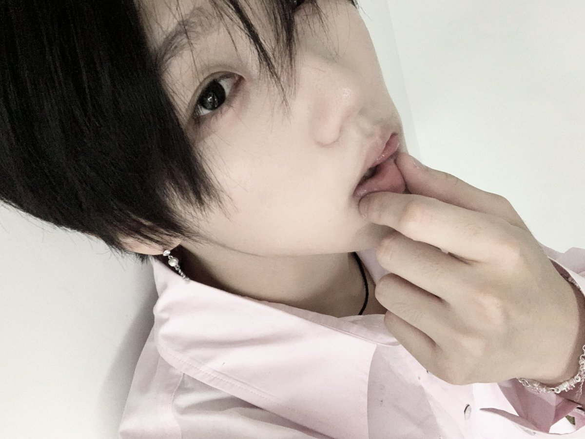 dcm1148's tweet photo. 这真的是一般人能想到的拍照姿势吗 https://t.co/aDDv13YVUj