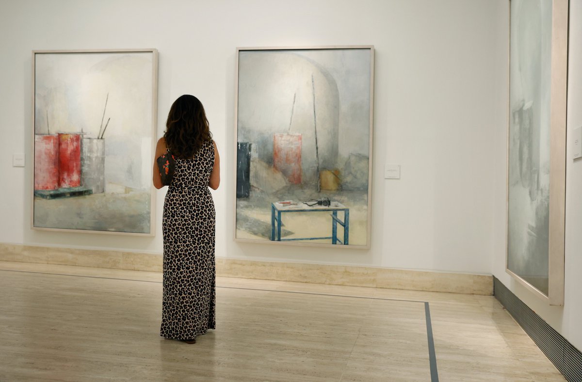 MuseoThyssen's tweet photo. Hoy inauguramos ‘Carmen Laffón. Variaciones’, la primera gran exposición dedicada a la pintora y escultora sevillana desde su fallecimiento.

https://t.co/rFJggrALCQ

A través de 77 obras, entre óleos, carboncillos y esculturas, nos acercamos al personalísimo universo de la artista y a los motivos centrales de sus composiciones, que se repiten como variaciones y series a lo largo de sus más de sesenta años de carrera.

Hasta el 27 de septiembre.

📸 Francis Tsang

#CarmenLaffón #ElMuseoDeTodos