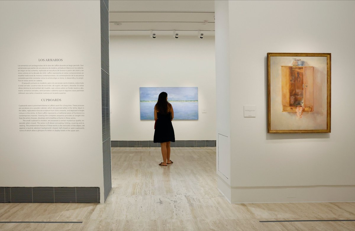 MuseoThyssen's tweet photo. Hoy inauguramos ‘Carmen Laffón. Variaciones’, la primera gran exposición dedicada a la pintora y escultora sevillana desde su fallecimiento.

https://t.co/rFJggrALCQ

A través de 77 obras, entre óleos, carboncillos y esculturas, nos acercamos al personalísimo universo de la artista y a los motivos centrales de sus composiciones, que se repiten como variaciones y series a lo largo de sus más de sesenta años de carrera.

Hasta el 27 de septiembre.

📸 Francis Tsang

#CarmenLaffón #ElMuseoDeTodos