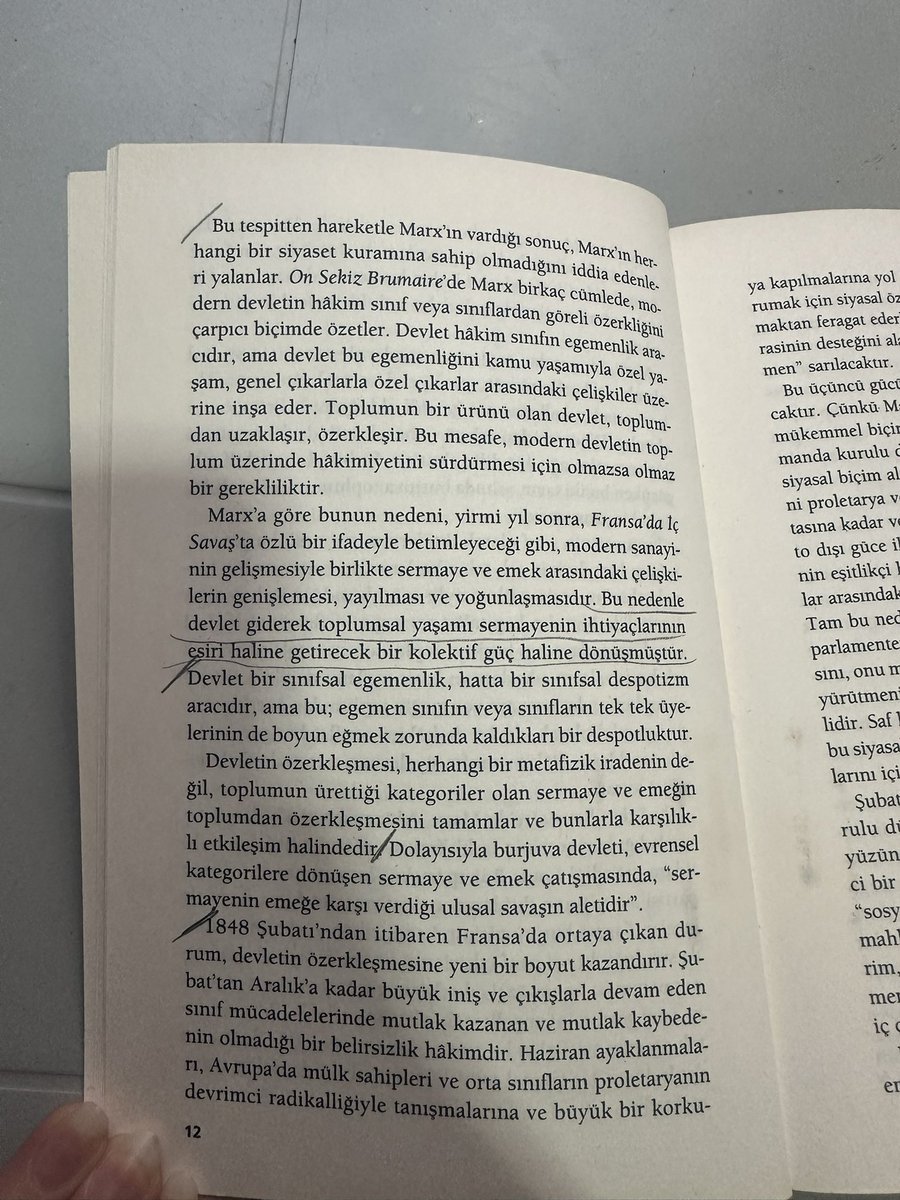 Afralice's tweet photo. Gerçek bir devlet teorisi kitabı. Marx’ın devlet teorisi, devletin egemen sınıfın (burjuvazinin) çıkarlarını koruyan bir araç olduğu yönünde aslında. Ama bu kitapta okuruna daha esnek ve derinlikli bir model anlatıyor.
Bazen toplumdaki sınıflar (işçiler ve burjuvazi) o kadar dengeli bir çatışma içine girer ki, iki taraf da birbirine üstünlük sağlayamaz. Bu çatışmada ikisi de hırpalanır. Tam böyle çatışma anlarında, devlet aygıtının başına geçen bir figür (Louis Bonaparte gibi), tüm sınıfların “üzerindeymiş” gibi görünerek iktidarı tek başına gasbedebilir. Buna Bonapartizm denir. Devlet, sınıflardan bağımsızlaşmış gibi görünse de uzun vadede yine egemen sınıfın (mülk sahiplerinin) düzenini korur esasen.

Müthiş bir kitap.