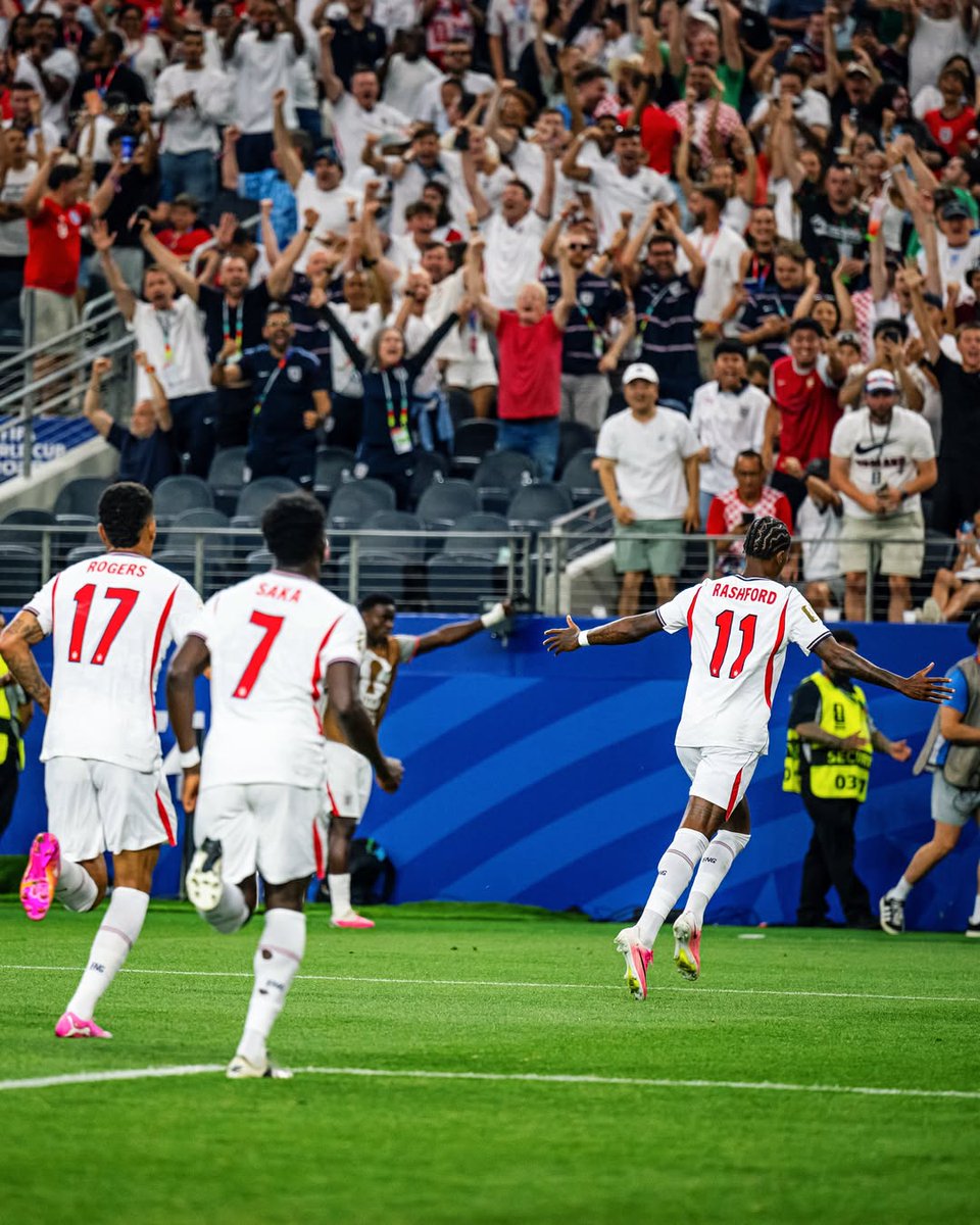 PlacarEProsa's tweet photo. Logo mais a bola rola para o grande jogo do dia entre Inglaterra e Gana às 17h. É um duelo de líderes que venceram na estreia do Grupo L. Quem levar a melhor hoje se isola no topo e carimba o passaporte para o mata-mata. 🏴󠁧󠁢󠁥󠁮󠁧󠁿🇬🇭 https://t.co/43fUaJyAVr