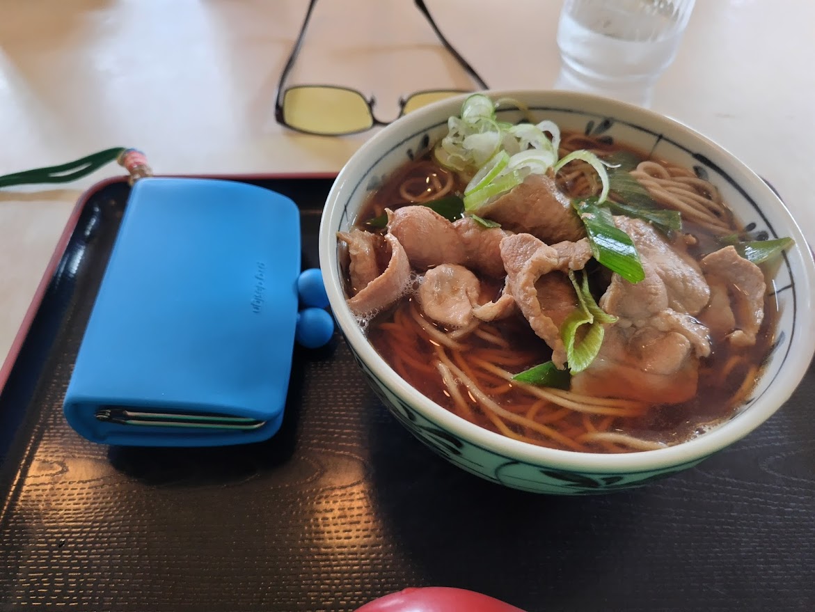 hitc7271's tweet photo. オイラのお昼ご飯。肉蕎麦８３０円 https://t.co/iLiA0jK5Ha