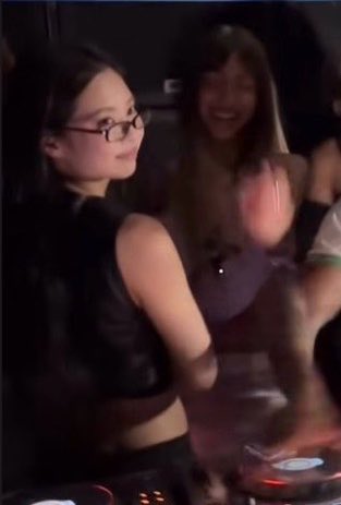 ragingsapphic_'s tweet photo. Still not over Jennie partying in her prescription glasses https://t.co/FV3MqspdO6