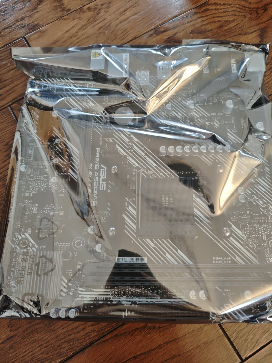 Wzero326's tweet photo. マザボ届いた！これでスタレゾ出来る！
実売価格7000円が1200円で買えた！めっちゃラッキー。ちな前のPCがマザボ故障かは100%断定できないｗ
cpuと電源の可能性もあるけど、ほぼマザボのVRMだろうと予測
まあ新品1200円なら失敗してもいいでしょ https://t.co/1y8cHZwDqz