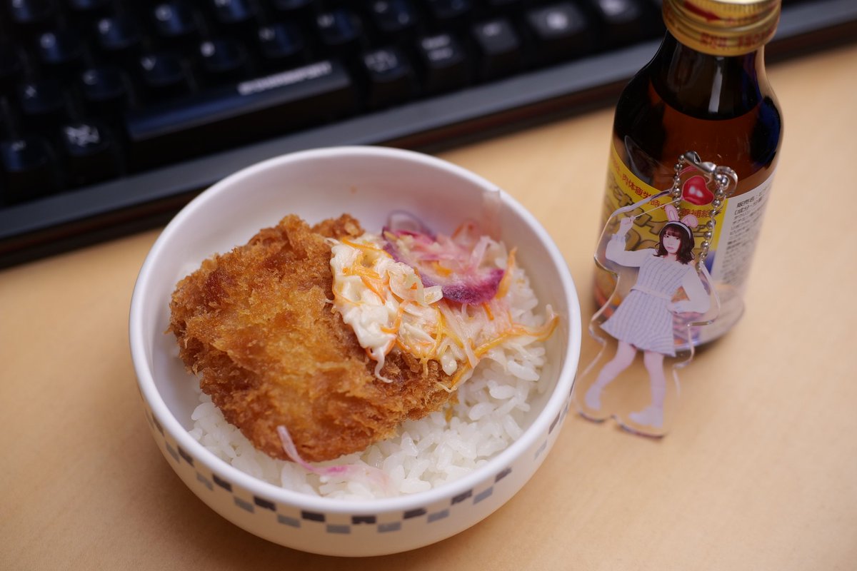 mmzy3's tweet photo. 手っ取り早くﾐｿｽｰﾌﾟ+惣菜ﾚﾝﾁﾝ飯（働きたくないでござる） https://t.co/qdUG05329d