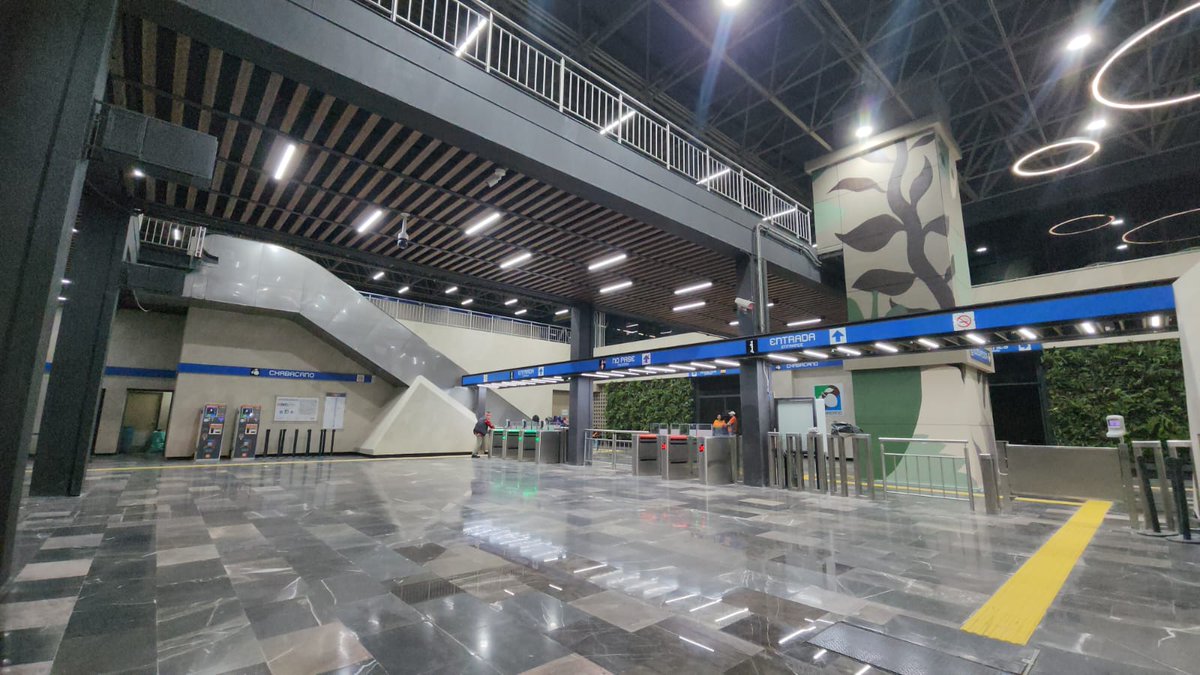 MetroCDMX's tweet photo. #MetroAlMomento

La Línea 2 opera de Tasqueña a Cuatro Caminos en ambos sentidos. La estación Chabacano se encuentra abierta y en servicio para ascenso y descenso de personas usuarias.

La estación Zócalo/Tenochtitlan permanece cerrada hasta nuevo aviso. Como alternativas para llegar a la zona centro de la ciudad, puedes utilizar las estaciones Pino Suárez y Allende de la Línea 2, así como San Juan de Letrán y Bellas Artes de la Línea 8. 

Mantente informado a través de los canales oficiales.

#MovilidadCDMX