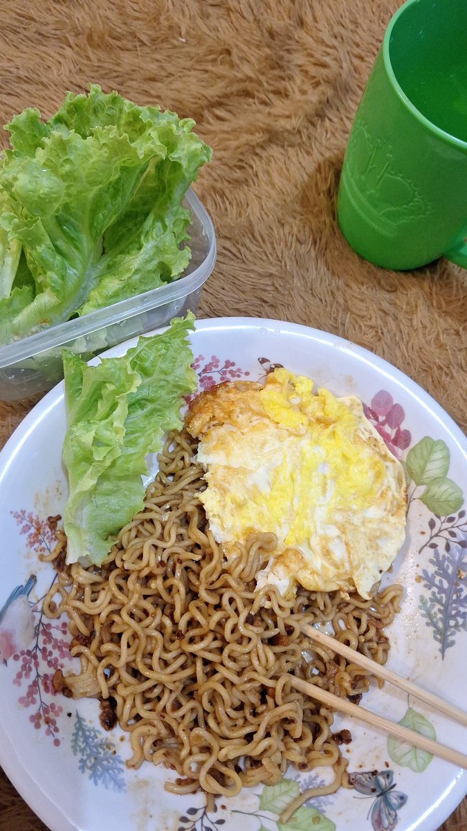 ciasukadaisy's tweet photo. aku makan mie sebulan sekali kok✌️ https://t.co/BxXjotO8Av