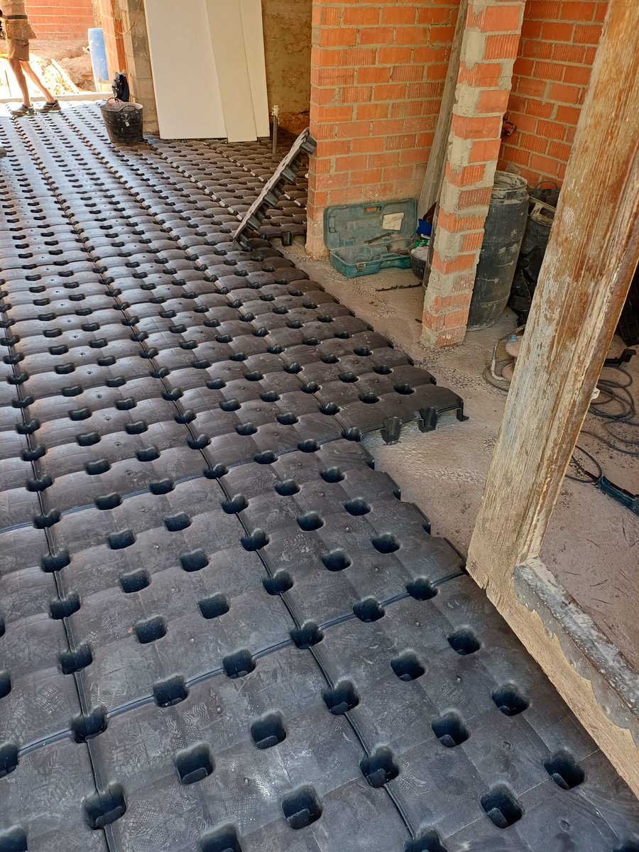 ConsMariAleixos's tweet photo. 📸 Solera ventilada con encofrado perdido tipo Caviti. #Construcción #ConstrucciónValencia
 
🔗 Nuestra web: https://t.co/rJEPyziFl3 https://t.co/KrTz7khON3