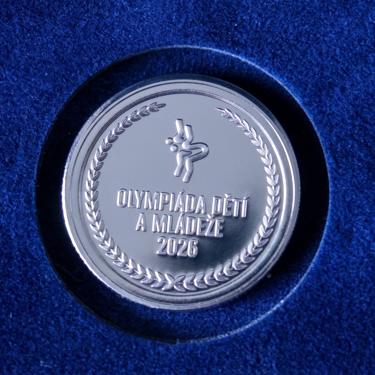 Skupina_CEPS's tweet photo. 👍 Již deset let podporujeme Olympiádu dětí a mládeže. Letos se poprvé v historii koná v Praze a zúčastní se jí přibližně 3,5 tisíce sportovkyň a sportovců ze všech krajů republiky. Zveme Vás k návštěvě sportovišť a fandění mladým českým sportovním nadějím. 🏃‍⛹‍ 🤼 🤺 🏊 🏌‍
A pokud se stavíte v Olympijském domě na Výstavišti přímo ve stánku ČEPS, můžete si odnést vlastnoručně raženou pamětní medaili.