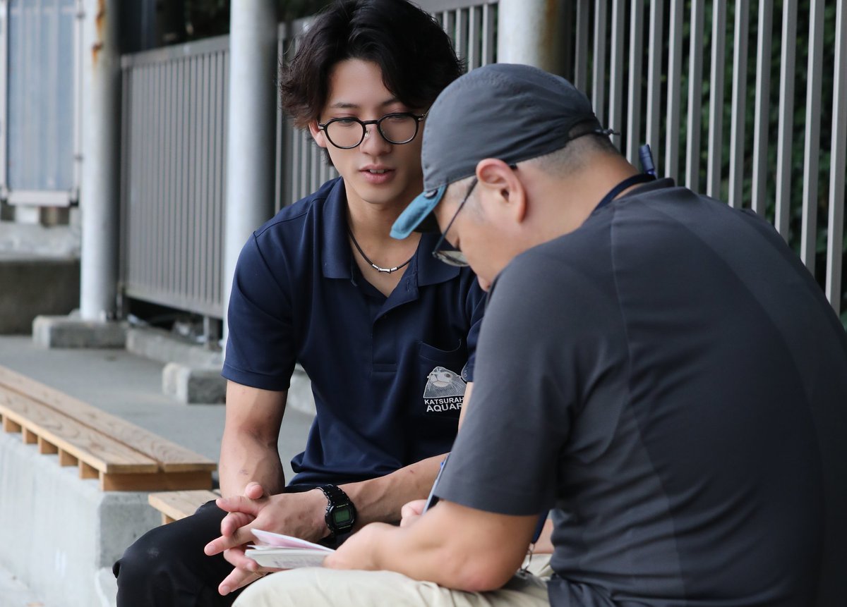 katurahama_aq's tweet photo. ＼高知新聞さん、取材ありがとうございます！／

新人スタッフたちが初めて立ち会ったアシカの出産。
そして始まった新たな日々。

赤ちゃんとともに成長を重ね、変わり続ける彼らを、ここでずっと見ていたいと、あいも変わらず願いました。

夕暮れの空に、蜻蛉が踊っていたもんで。 https://t.co/ffEEqoKQtk