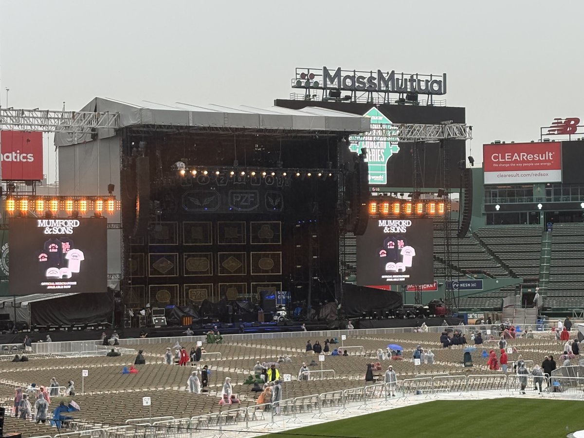 GoBigBlue87's tweet photo. Mumford &amp; Sons at Fenway last night with family surrounded by a fun crowd - good times! Love their music and how upbeat you feel you feel leaving a show ❤️ https://t.co/OF67ZeSKfi