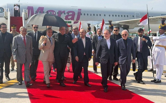 samoper's tweet photo. استقبال الرئيس الإيراني مسعود بزشكيان ووزير الخارجية الإيراني السيد عباس عراقجي في مطار إسلام آباد بحضور الرئيس الباكستاني ورئيس الوزراء شهباز شريف

#Iran #ايران https://t.co/twDc2vHAFp