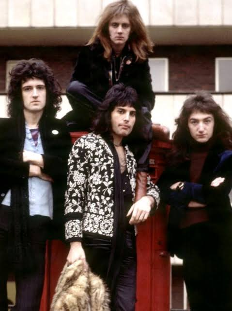crisesarmiento's tweet photo. 23/06/2026: [A Night at the Opera by Queen]

De la oscuridad y la despedida… a la épica, al “estamos vivos y vamos a hacerlo grande”.

Queen me acompaña desde los 4. 
Reconstruirse también puede ser ruidoso y brillante.
@QueenWillRock  #ANightAtTheOpera