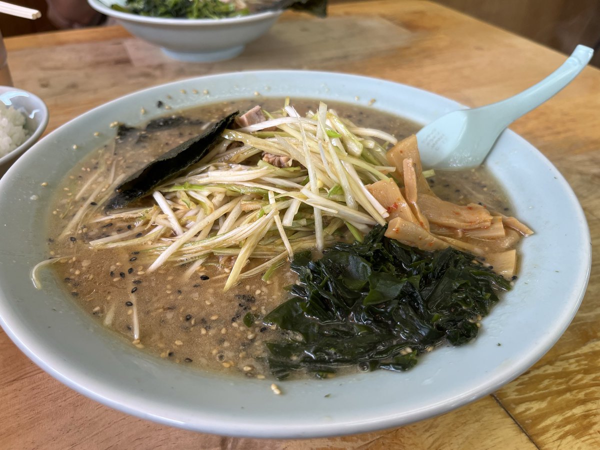 NOS11545995's tweet photo. 今日のランチはラーメンショップ太田店へ🍜
やっぱり美味しかった😋
ただ調子にのって頼みすぎました笑
若干胃もたれですが今日も元気に営業始まります🍸
沢山お酒を作らせて頂きます👌
#ラーメンショップ太田
#味噌ネギラーメン 
#お腹がへらない https://t.co/rBCw1k5x8p