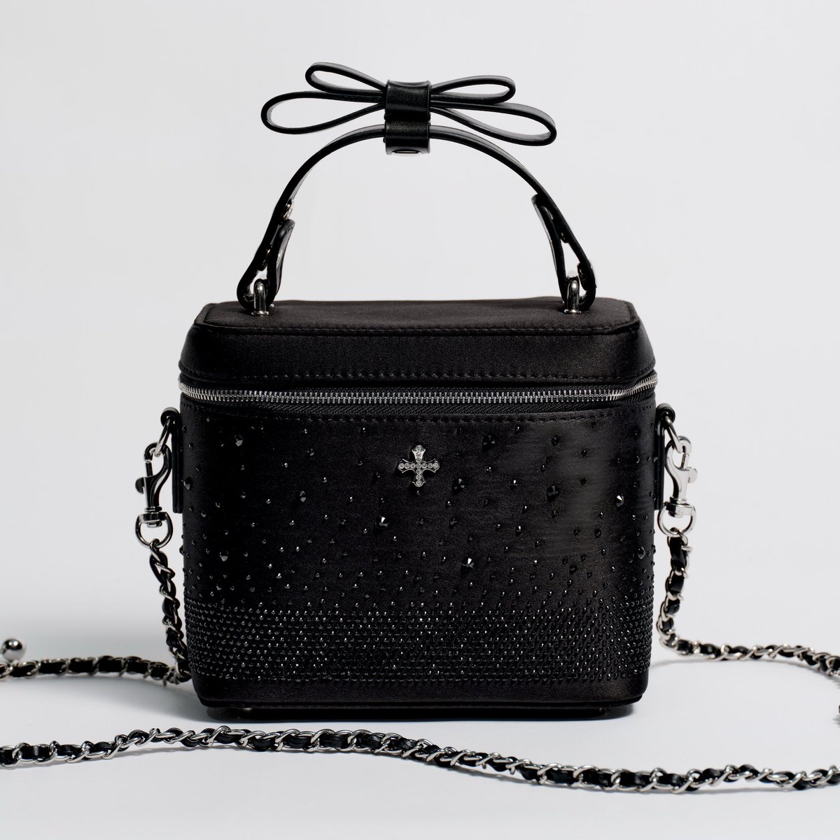 andwangofficial's tweet photo. andwang new 🖤Jewel Ribbon Vanity Bag
black ver.

6.24 PM7 
🔗 https://t.co/FH89lVVe3D
#andwang https://t.co/GLUIJbqqQn