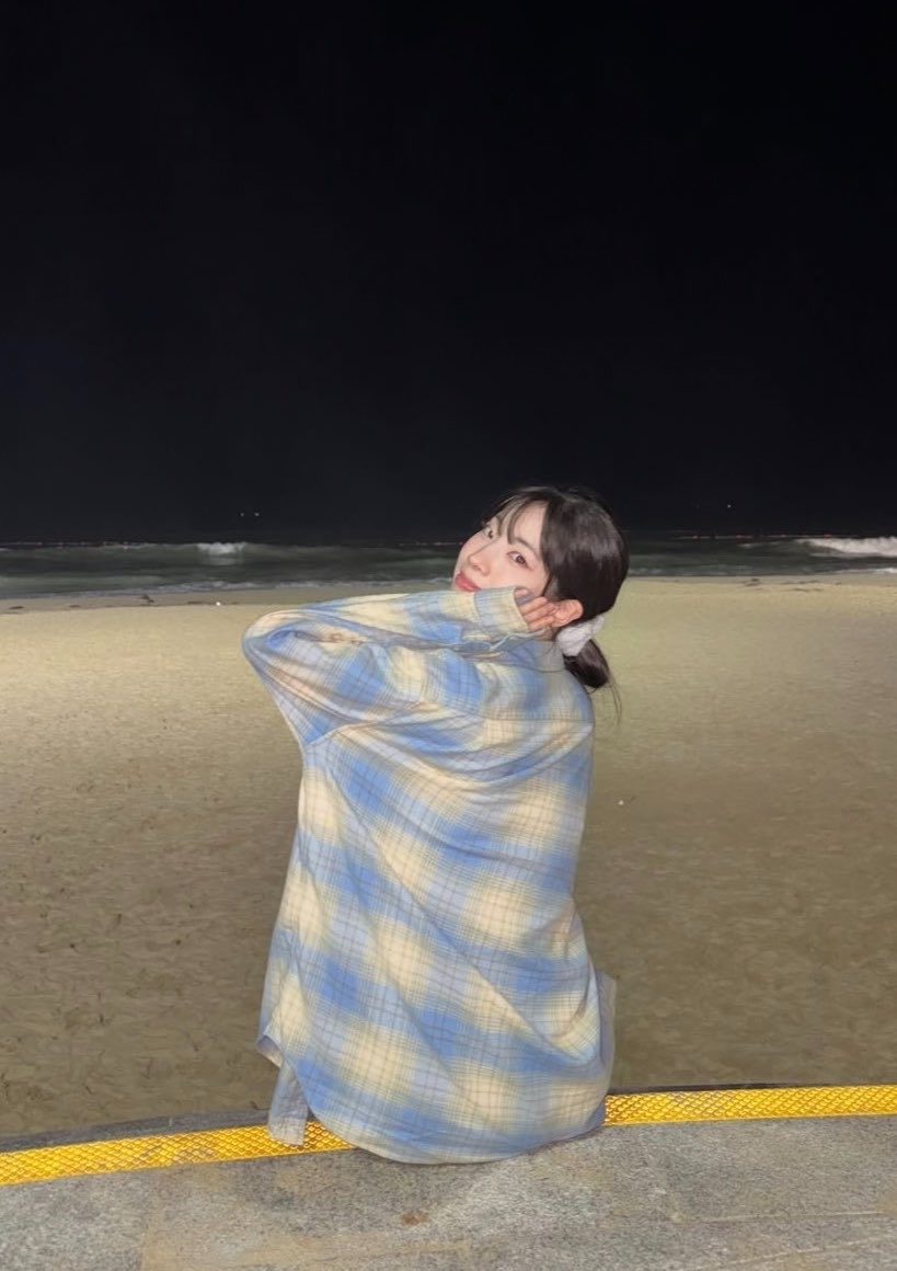 lovemedahyun's tweet photo. pov: you're on a beach date with dahyun <3 https://t.co/IjbJUNzsDL
