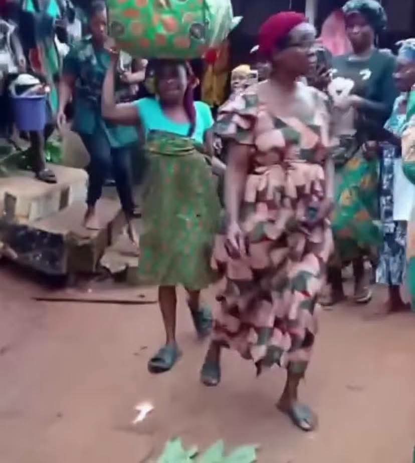 Freedom_Square_'s tweet photo. The women in the community organized themselves and went to a place where many Ashawò women were staying. 

They confronted them and chased them out, saying they were misleading the community. They said some of them were taking people’s husbands and committing abortiòn. https://t.co/Ar4QoSabRJ