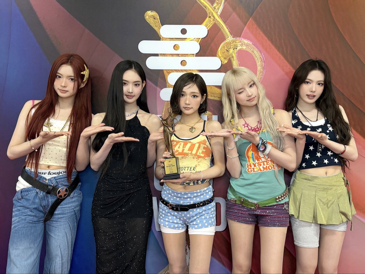 kkumawo's tweet photo. 260620 @ 2026 Seoul Music Award

crumbs nya adalahhh tapi miss timing mulu anjer si jellyjams kocak ih yg penting haum kenshin challenge bareng 😭☝️ https://t.co/v7a3wqVZbI