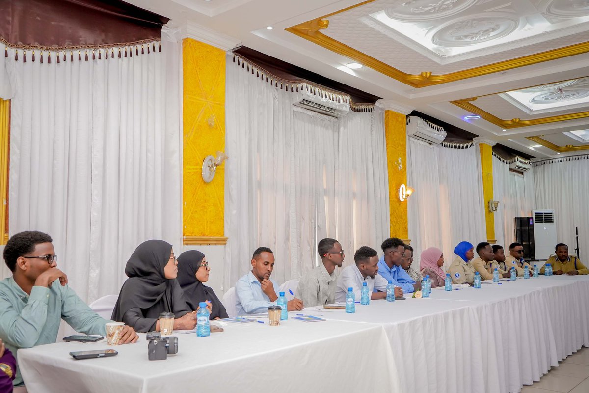 MoIS_FGS's tweet photo. Director General @Moshireh today opened a 3-day workshop in Mogadishu on enhancing media and security awareness, bringing together security officials, journalists, editors, spokespersons, and communications officers. https://t.co/OHBg5b6D00