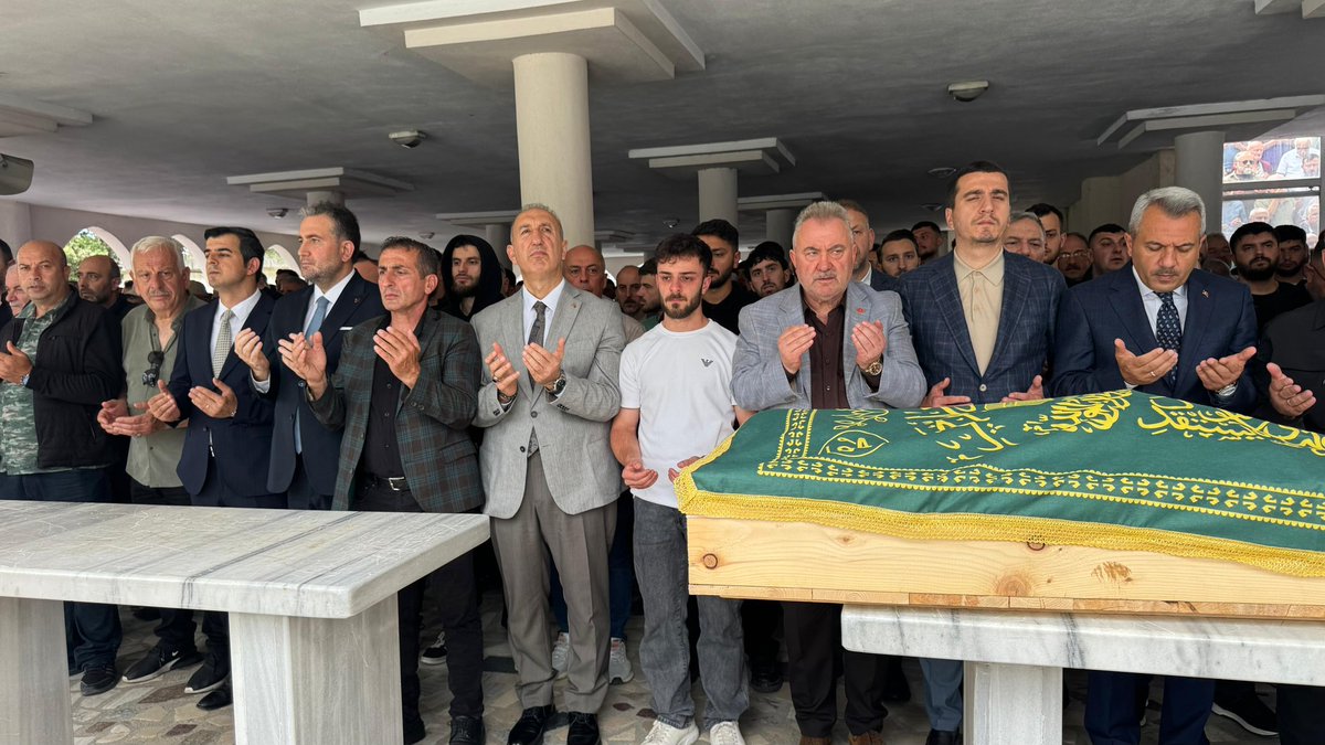ajanss53's tweet photo. AK Parti Pazar İlçe Başkanı Hamza Kandemir Son Yolculuğuna Uğurlandı

Amansız hastalık sonucu hayatını kaybeden AK Parti Pazar İlçe Başkanı Hamza Kandemir, Pazar Sahil Camii’nde kılınan cenaze namazının ardından dualarla son yolculuğuna uğurlandı.

Cenaze törenine Rize Valisi Selim Baydaş, Pazar Kaymakamı Hamza İnam, AK Parti Rize Milletvekili Harun Mertoğlu, AK Parti Rize İl Başkanı Yılmaz Katmer, Pazar Belediye Başkanı Neşet Çakır, çevre ilçe belediye başkanları, kurum müdürleri, siyasi parti temsilcileri, sivil toplum kuruluşlarının başkan ve temsilcileri ile çok sayıda vatandaş katıldı.

Merhum Kandemir’in ailesine ve yakınlarına taziyelerini ileten protokol üyeleri ve vatandaşlar, acıyı birlikte paylaştı. Hamza Kandemir, kılınan cenaze namazının ardından gözyaşları ve dualar eşliğinde son yolculuğuna uğurlandı.

Pazar ilçesinde derin üzüntüye neden olan Kandemir’in vefatı, ailesi, yakınları ve teşkilat mensuplarını yasa boğdu.

Allah rahmet eylesin, mekânı cennet olsun. 🕊️