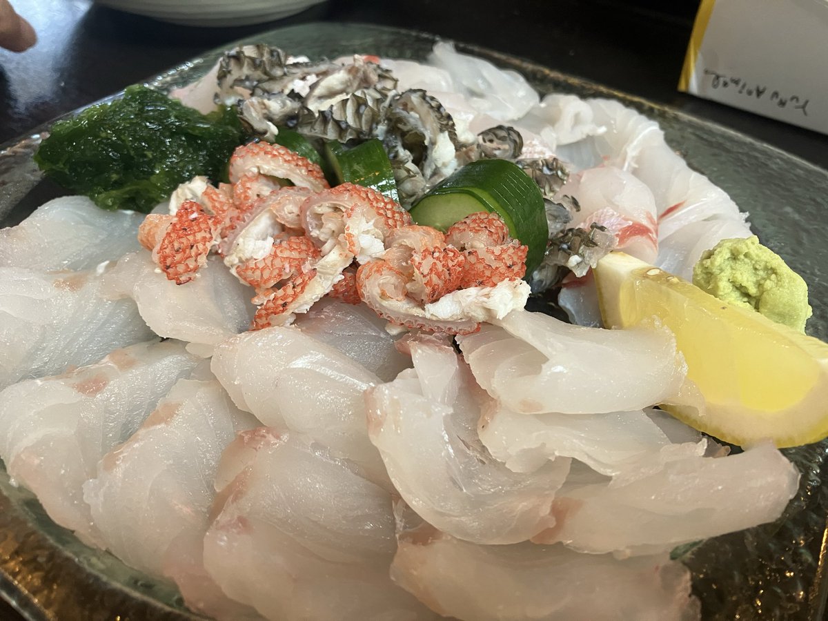 jpmitiko0129's tweet photo. 船長さんに紹介していただいたお店 #MAJUN さんに(^^)
スマカツオ（友人が釣った）・スジアラ（友人と船長が釣った）・タマン（自分が釣った）を写真4枚じゃ足らない程の品数で料理していただきました！
大満足😆
 
⚠️持ち込み料理は必ずやってもらえるとは限らないので必ず事前に確認してください。 https://t.co/qlcjzJELVL