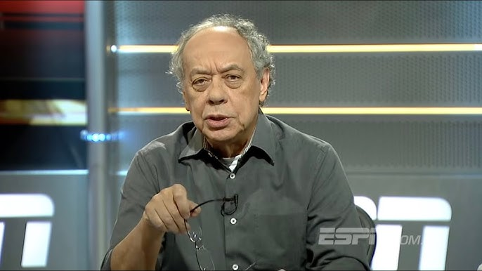 Futebol_Linhas's tweet photo. João Canalha descreveu a ESPN do Trajano como um lugar que provavelmente não existe mais no jornalismo esportivo brasileiro.

Zero censura. Zero interferência. Quando os americanos da Disney vinham dar orientação, o Trajano os recebia e despachava: 

"Vocês não entendem nada do Brasil. Não se metam."

A prova mais clara disso foi a campanha Fora Ricardo Teixeira feita no ar da ESPN. 

A mesma ESPN que tinha contrato com a CBF. 

Em qualquer outra emissora isso seria impensável. Lá era rotina.

No Bate-bola falavam de cinema, política, música. Saíam completamente do assunto esportivo. 

"Futebol é diversão também, né?" 

E o público respondia. Chegavam fax do Acre, da Bahia, do Rio Grande do Sul, do Mato Grosso. Trajano chegou um dia e disse: 

"Vocês não vão ler mais fax no programa no horário de 12:00 às 13:00. Mas vou dar mais 15 minutos só para isso."

Repórteres excelentes. Profundidade. Viagem. Reportagem pautada.

"A gente falava mesmo. Não tinha censura e ninguém abusava de nada."

Aí a Disney mandou argentinos para gerir o comercial. Pediram uma lista. Cortaram os mais velhos e os mais caros. Engessaram o que estava solto. Trocaram camisa fora da calça por palitó e gravata.

"Tentaram fazer uma coisa careta. Botar paletozinho."

Não deu resultado comercial, mas deu resultado de outro tipo. 

Tirou do ar uma geração inteira de jornalistas que nunca mais foi recontratada.

Você acompanhou a ESPN nessa época? O que você lembra?

🎙️ Canal Cosme Rímoli — link abaixo #ESPN #Trajano #jornalismo #futebol #JoãoCanalha #CosmeRímoli