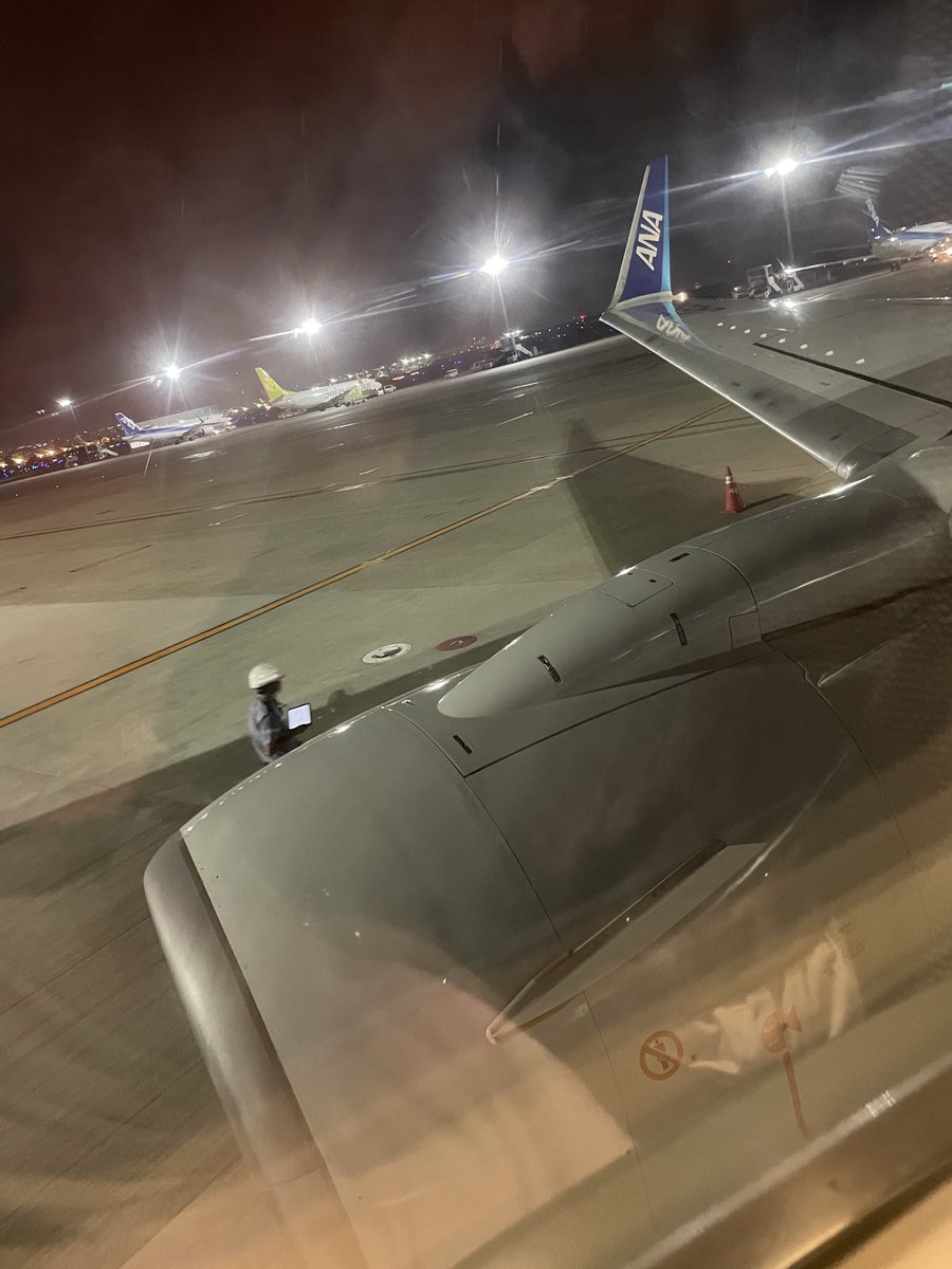 chatan_churami's tweet photo. 9年ぶりのB737-800
あの時はANAの新千歳から那覇行きがあったんだよね❗️

安〜い航空券で、24時間前からしか座席指定が出来なかったけど、いつもの右側エンジン少し前の席が取れたよ💺

#B737 #新千歳発那覇行き https://t.co/6w1FzD57h9
