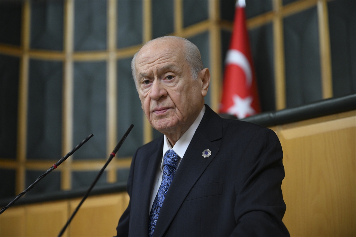 gundemedairhs's tweet photo. MHP Genel Başkanı Devlet Bahçeli, partisinin TBMM Grup Toplantısı'na, Namık Kemal’in Vatan Şarkısı şiirinden "Ecdadımızın heybeti, ma'ruf-u cihandır, fıtrat değişir sanma, bu kan yine o kandır" mısraları yazılı rozetle katıldı.