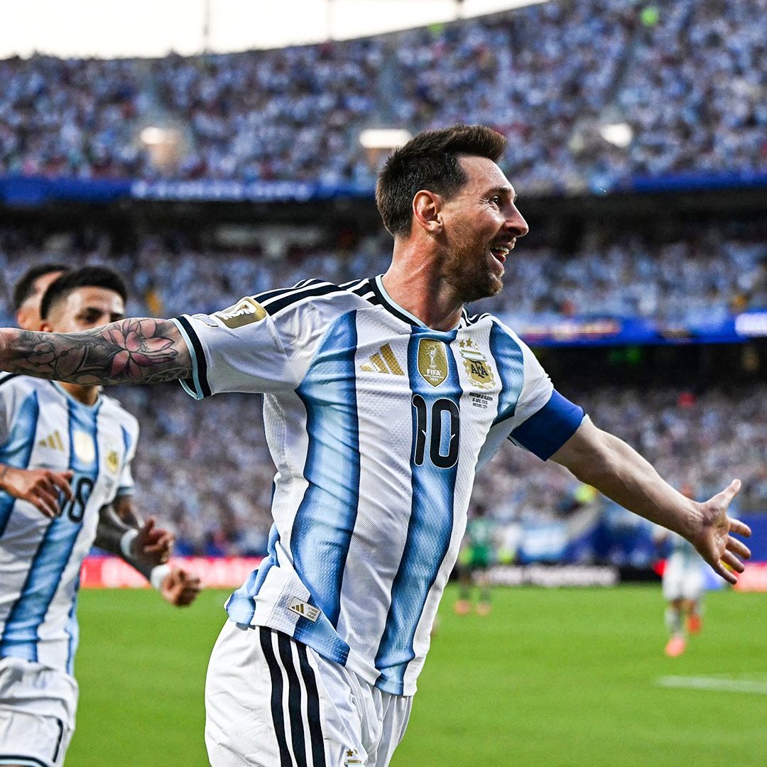 pusholder's tweet photo. Dünya Kupası tüm zamanların gol krallığında, Lionel Messi ile Kylian Mbappe yarışıyor.

Lionel Messi: 18 gol
Kylian Mbappe: 16 gol https://t.co/Biz5EPueX9