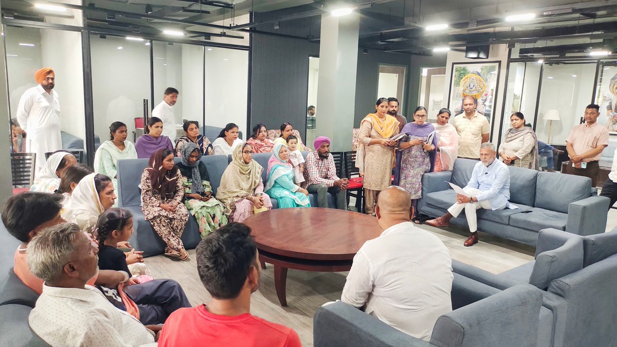 arvindkhannaoff's tweet photo. ਉਮੀਦ ਦਫ਼ਤਰ, ਸੰਗਰੂਰ ਵਿਖੇ ‘ਭੈਣਾਂ ਦੀ ਉਮੀਦ’ ਪ੍ਰੋਜੈਕਟ ਤਹਿਤ 8 ਹੋਰ ਫੂਡ ਕਾਰਟ ਸੌਂਪ ਕੇ ਮਹਿਲਾ ਸਸ਼ਕਤੀਕਰਨ ਵੱਲ ਇੱਕ ਹੋਰ ਮਜ਼ਬੂਤ ਕਦਮ ਚੁੱਕਿਆ ਗਿਆ। ਇਸ ਤੋਂ ਪਹਿਲਾਂ ਉਮੀਦ ਸੰਸਥਾ ਵੱਲੋਂ ਦਿੱਤੀਆਂ ਗਈਆਂ ਫੂਡ ਕਾਰਟਾਂ ਰਾਹੀਂ ਕਈ ਭੈਣਾਂ ਆਤਮਨਿਰਭਰ ਬਣ ਕੇ ਆਪਣੇ ਪਰਿਵਾਰਾਂ ਦਾ ਸਹਾਰਾ ਬਣੀਆਂ ਹਨ ਅਤੇ ਆਪਣੀ ਮਿਹਨਤ ਨਾਲ ਕਾਮਯਾਬੀ ਦੀ ਮਿਸਾਲ ਕਾਇਮ ਕੀਤੀ ਹੈ। ਉਨ੍ਹਾਂ ਦੀ ਇਸ ਸਫਲਤਾ ਤੋਂ ਪ੍ਰੇਰਿਤ ਹੋ ਕੇ ਅੱਜ 8 ਹੋਰ ਭੈਣਾਂ ਨੂੰ ਰੋਜ਼ਗਾਰ ਦੇ ਨਵੇਂ ਮੌਕੇ ਪ੍ਰਦਾਨ ਕੀਤੇ ਗਏ ਹਨ। ਜਦੋਂ ਭੈਣਾਂ ਦੇ ਸੁਪਨੇ ਹਕੀਕਤ ਦਾ ਰੂਪ ਧਾਰਦੇ ਹਨ, ਤਾਂ ਸਿਰਫ਼ ਇੱਕ ਪਰਿਵਾਰ ਨਹੀਂ, ਸਗੋਂ ਪੂਰਾ ਸਮਾਜ ਤਰੱਕੀ ਅਤੇ ਖੁਸ਼ਹਾਲੀ ਵੱਲ ਵਧਦਾ ਹੈ। @umeedonline