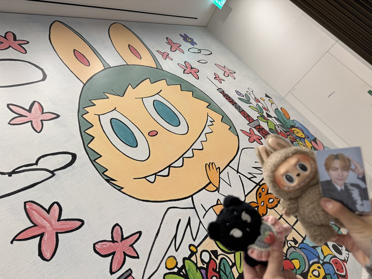 johmii613's tweet photo. 先日念願のラブブ展示会行ってきたー🫶🏻💕楽しすぎて時間足りなさすぎ！！
Tシャツだけ台湾で買ったんだけど、袖に開催都市名入ってるの知らなくて🤣🤣これはこれでいい思い出✨ https://t.co/1XKft5uWhi