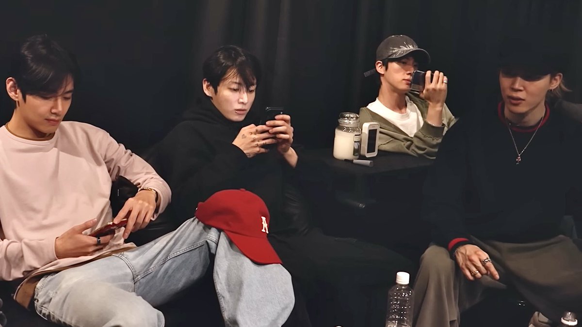 btsdaily77's tweet photo. Young people hanging out these days be like: https://t.co/0weZqzLBS2