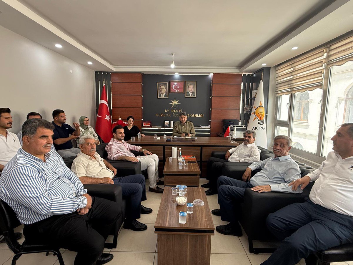 KozlukAkparti's tweet photo. 📍 AK Parti Kozluk İlçe Başkanlığı

Haftalık Olağan Yönetim Kurulu Toplantımızı, İlçe Başkanımız Sn. Hakim IŞIK’ın başkanlığında ve İlçe Koordinatörümüz Sayın Mensur MÜJDECİ’nin katılımlarıyla gerçekleştirdik
Birlik ve istişareyle çalışmalarımıza devam ediyoruz
@AvukatErsanAksu https://t.co/l8NciFKisa