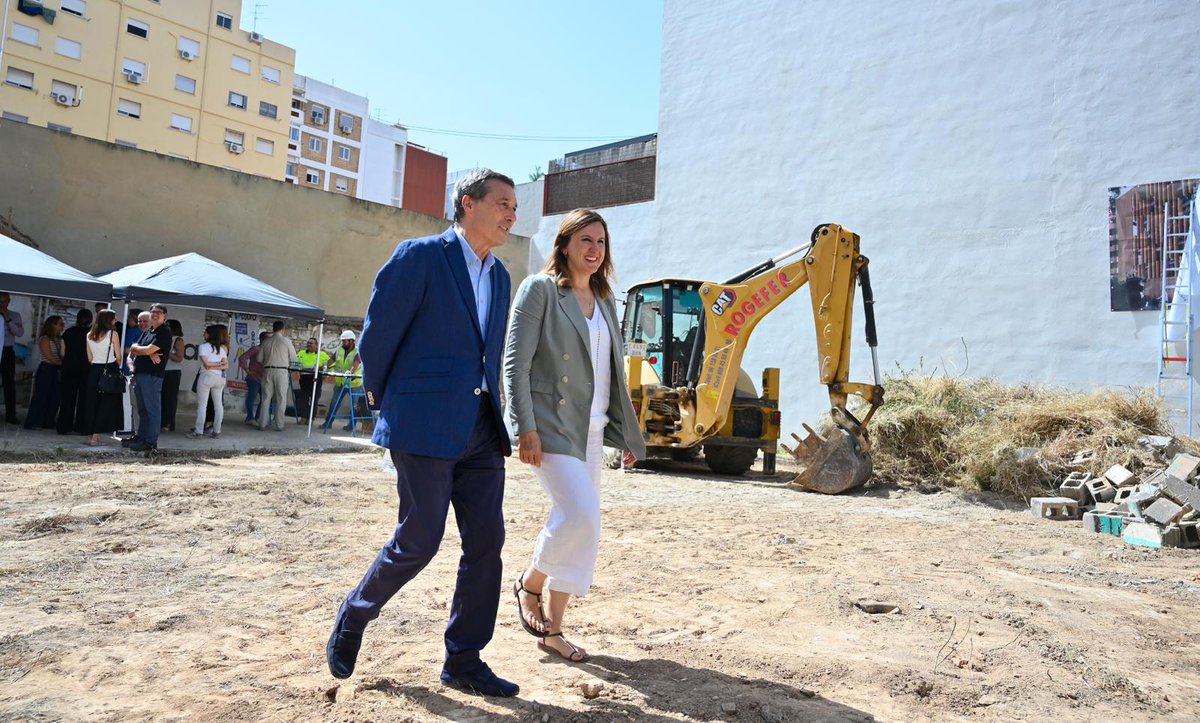 GVAsanitat's tweet photo. 🧱 Sanidad inicia las obras para la construcción del nuevo centro de salud de la calle Antonio Suárez de València

⤴️ El nuevo centro aumentará la capacidad asistencial respecto al consultorio de la calle Chile

📰 https://t.co/hrbOfkf111 https://t.co/HKrBM4atnY