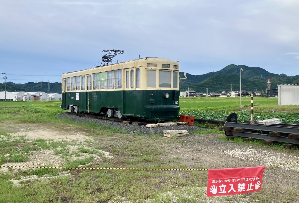 朝、岐阜市内を走っていた際、突然畑の中に鎮座した名古屋市電1820形が